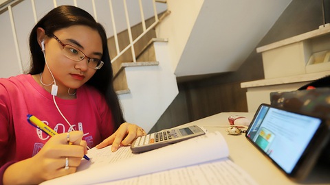 Không đi học vẫn thu phí: Đừng đẩy khó cho phụ huynh - Ảnh 1. Không đi học vẫn thu phí: Đừng đẩy khó cho phụ huynh - Ảnh 1.
