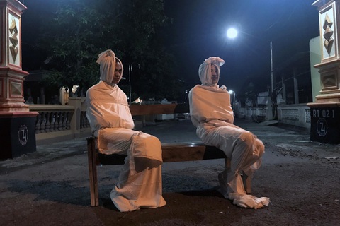 Indonesia cử “tình nguyện viên ma” ngăn người dân ra khỏi nhà - Ảnh 1. Indonesia cử “tình nguyện viên ma” ngăn người dân ra khỏi nhà - Ảnh 1.