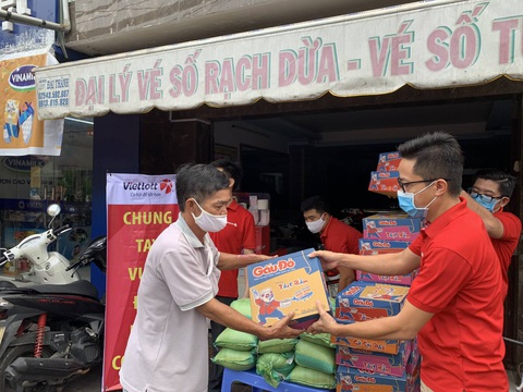 Vietlott giúp đỡ các hoàn cảnh khó khăn trong thời gian chống dịch - Ảnh 2. Vietlott giúp đỡ các hoàn cảnh khó khăn trong thời gian chống dịch - Ảnh 2.