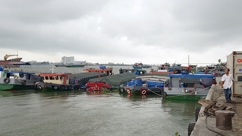 Bị phản ứng nhận tờ khai lúc nửa đêm: Hải quan nói không có lợi ích nhóm - Ảnh 1. Bị phản ứng nhận tờ khai lúc nửa đêm: Hải quan nói không có lợi ích nhóm - Ảnh 1.
