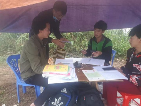Thầy hiệu trưởng tìm lên lán học online để tặng quà, động viên học sinh - Ảnh 1. Thầy hiệu trưởng tìm lên lán học online để tặng quà, động viên học sinh - Ảnh 1.