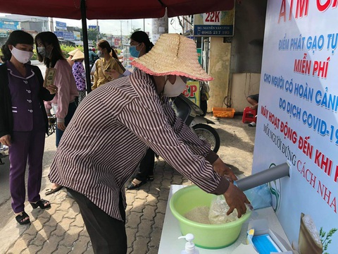 Cây ATM gạo tại Cần Thơ, Long An chia sẻ khó khăn với người nghèo - Ảnh 1. Cây ATM gạo tại Cần Thơ, Long An chia sẻ khó khăn với người nghèo - Ảnh 1.