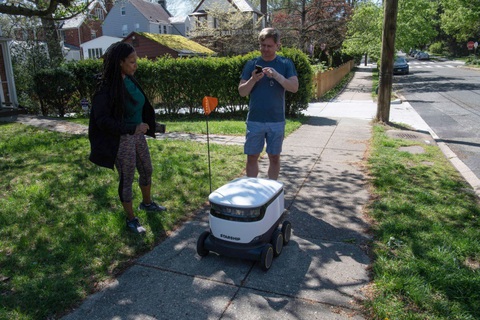 Robot, máy bay không người lái lên ngôi mùa dịch - Ảnh 1. Robot, máy bay không người lái lên ngôi mùa dịch - Ảnh 1.