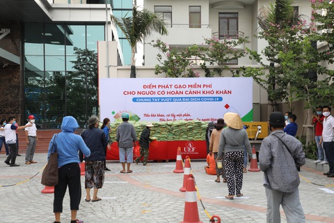Trường đại học mở cây ATM gạo hỗ trợ người khó khăn - Ảnh 2. Trường đại học mở cây ATM gạo hỗ trợ người khó khăn - Ảnh 2.