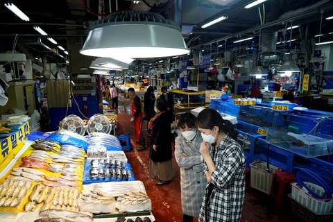 Hàn Quốc hỗ trợ mỗi gia đình khó khăn 19 triệu đồng - Ảnh 2. Hàn Quốc hỗ trợ mỗi gia đình khó khăn 19 triệu đồng - Ảnh 2.