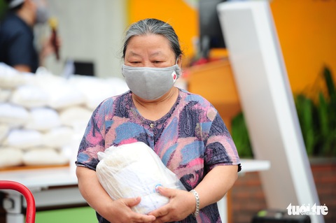 Nhận diện gương mặt, gạo nghĩa tình đến đúng tay người nghèo - Ảnh 8. Nhận diện gương mặt, gạo nghĩa tình đến đúng tay người nghèo - Ảnh 8.