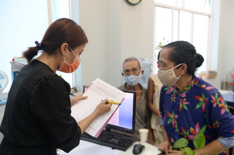 Trao tiền cho người khó khăn do COVID-19 ra sao? - Ảnh 1. Trao tiền cho người khó khăn do COVID-19 ra sao? - Ảnh 1.