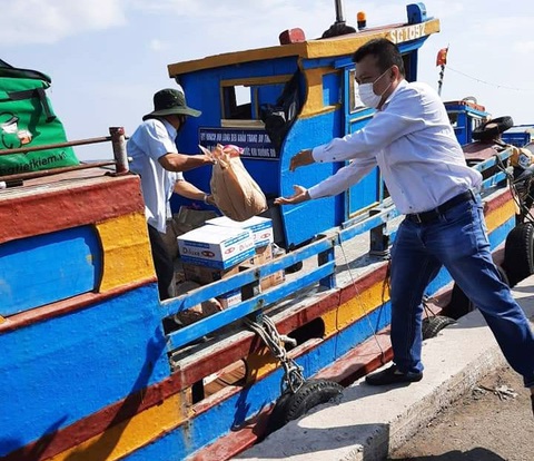 Đồng hành với người lao động nghèo suốt mùa cách ly xã hội - Ảnh 4. Đồng hành với người lao động nghèo suốt mùa cách ly xã hội - Ảnh 4.