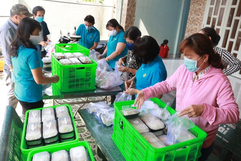 Đồng hành với người lao động nghèo suốt mùa cách ly xã hội - Ảnh 1. Đồng hành với người lao động nghèo suốt mùa cách ly xã hội - Ảnh 1.
