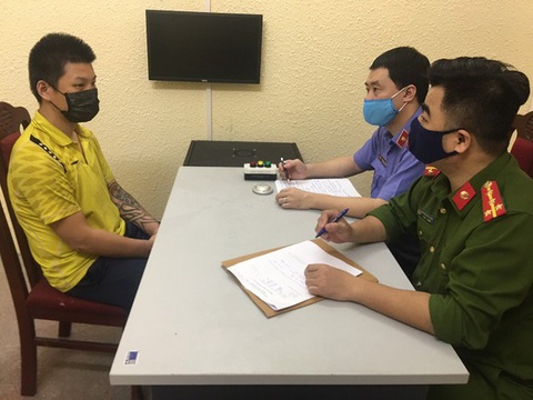 Ra đường không đeo khẩu trang, bị nhắc nhở còn bóp cổ công an - Ảnh 1. Ra đường không đeo khẩu trang, bị nhắc nhở còn bóp cổ công an - Ảnh 1.