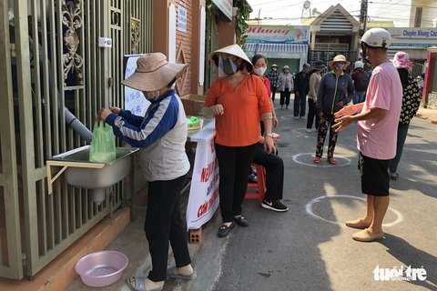 Đã bao cơm 2.000 đồng, giờ lại thêm ATM gạo nhân ái tuôn trào - Ảnh 1. Đã bao cơm 2.000 đồng, giờ lại thêm ATM gạo nhân ái tuôn trào - Ảnh 1.