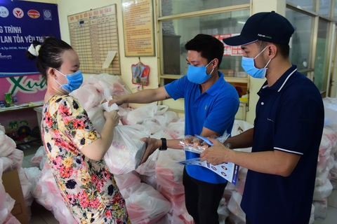 Trao tiền cho người khó khăn do COVID-19 ra sao? - Ảnh 2. Trao tiền cho người khó khăn do COVID-19 ra sao? - Ảnh 2.