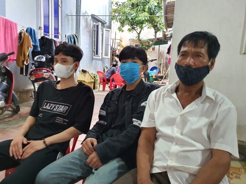 Tuyên dương hai anh em cứu 3 ngư dân bị chìm thuyền - Ảnh 2. Tuyên dương hai anh em cứu 3 ngư dân bị chìm thuyền - Ảnh 2.