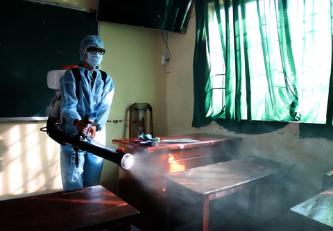 Đi học trở lại: ưu tiên học sinh cuối cấp - Ảnh 1. Đi học trở lại: ưu tiên học sinh cuối cấp - Ảnh 1.