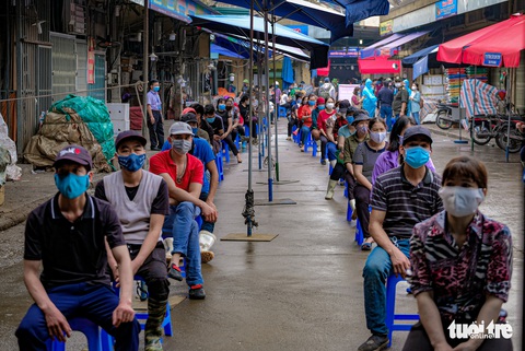 Xét nghiệm nhanh COVID-19 cho hàng trăm tiểu thương chợ đầu mối Hà Nội - Ảnh 1. Xét nghiệm nhanh COVID-19 cho hàng trăm tiểu thương chợ đầu mối Hà Nội - Ảnh 1.