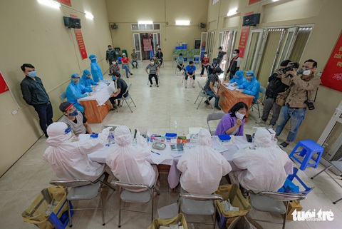 Xét nghiệm nhanh COVID-19 cho hàng trăm tiểu thương chợ đầu mối Hà Nội - Ảnh 5. Xét nghiệm nhanh COVID-19 cho hàng trăm tiểu thương chợ đầu mối Hà Nội - Ảnh 5.