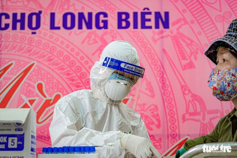 Xét nghiệm nhanh COVID-19 cho hàng trăm tiểu thương chợ đầu mối Hà Nội - Ảnh 8. Xét nghiệm nhanh COVID-19 cho hàng trăm tiểu thương chợ đầu mối Hà Nội - Ảnh 8.
