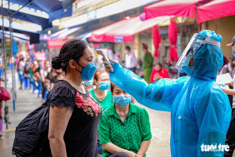 Xét nghiệm nhanh COVID-19 cho hàng trăm tiểu thương chợ đầu mối Hà Nội - Ảnh 3. Xét nghiệm nhanh COVID-19 cho hàng trăm tiểu thương chợ đầu mối Hà Nội - Ảnh 3.