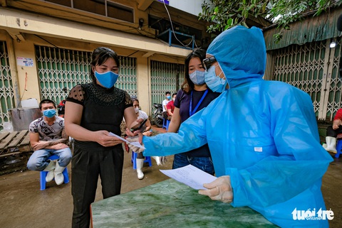 Xét nghiệm nhanh COVID-19 cho hàng trăm tiểu thương chợ đầu mối Hà Nội - Ảnh 10. Xét nghiệm nhanh COVID-19 cho hàng trăm tiểu thương chợ đầu mối Hà Nội - Ảnh 10.