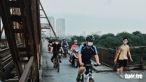 Người Hà Nội ra đường tập thể dục, câu cá sau khi gia hạn cách ly xã hội - Ảnh 4. Người Hà Nội ra đường tập thể dục, câu cá sau khi gia hạn cách ly xã hội - Ảnh 4.