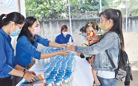 Bảo đảm an toàn cho công nhân trong mùa dịch - Ảnh 6. Bảo đảm an toàn cho công nhân trong mùa dịch - Ảnh 6.