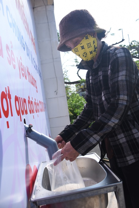 Thầy và trò trường THPT làm ATM gạo, người nghèo được nhận cả gạo lẫn rau củ - Ảnh 2. Thầy và trò trường THPT làm ATM gạo, người nghèo được nhận cả gạo lẫn rau củ - Ảnh 2.