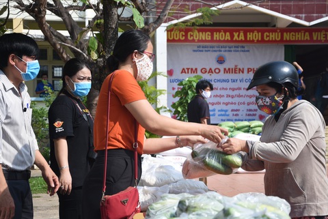 Thầy và trò trường THPT làm ATM gạo, người nghèo được nhận cả gạo lẫn rau củ - Ảnh 3. Thầy và trò trường THPT làm ATM gạo, người nghèo được nhận cả gạo lẫn rau củ - Ảnh 3.