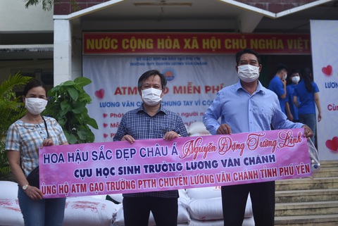 Thầy và trò trường THPT làm ATM gạo, người nghèo được nhận cả gạo lẫn rau củ - Ảnh 4. Thầy và trò trường THPT làm ATM gạo, người nghèo được nhận cả gạo lẫn rau củ - Ảnh 4.