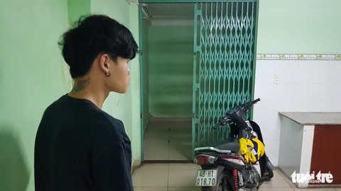 Nam thanh niên đầu thú khai biết người phụ nữ khờ khạo nên ép buộc quan hệ tình dục - Ảnh 2. Nam thanh niên đầu thú khai biết người phụ nữ khờ khạo nên ép buộc quan hệ tình dục - Ảnh 2.