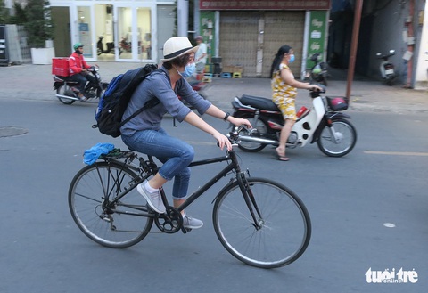Thong thả đạp xe giữa Sài Gòn mùa phòng dịch COVID-19 - Ảnh 2. Thong thả đạp xe giữa Sài Gòn mùa phòng dịch COVID-19 - Ảnh 2.