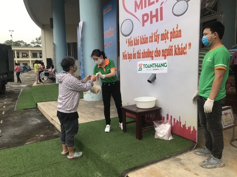 Công ty cổ phần Samaki Power phối hợp cùng Công ty Toàn Thắng lắp máy ATM gạo - Ảnh 3. Công ty cổ phần Samaki Power phối hợp cùng Công ty Toàn Thắng lắp máy ATM gạo - Ảnh 3.