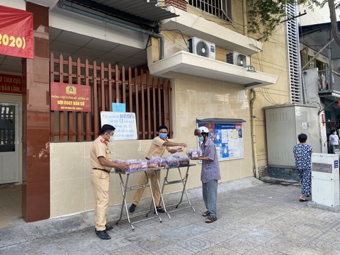 CSGT TP.HCM xuống đường tặng mì gói, nước mắm... bà con khó khăn - Ảnh 2. CSGT TP.HCM xuống đường tặng mì gói, nước mắm... bà con khó khăn - Ảnh 2.