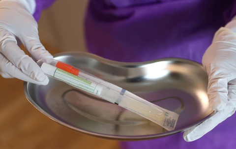 Anh phát hiện các bộ xét nghiệm đặt hàng có dính virus corona - Ảnh 1. Anh phát hiện các bộ xét nghiệm đặt hàng có dính virus corona - Ảnh 1.