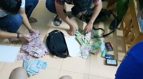 Khởi tố 2 thanh niên dùng dao cướp ngân hàng Vietcombank - Ảnh 3. Khởi tố 2 thanh niên dùng dao cướp ngân hàng Vietcombank - Ảnh 3.