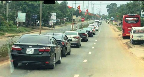 Tạm đình chỉ công tác phó giám đốc bệnh viện cưới vợ cho con trong mùa dịch - Ảnh 1. Tạm đình chỉ công tác phó giám đốc bệnh viện cưới vợ cho con trong mùa dịch - Ảnh 1.