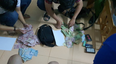 Bắt được 2 đối tượng dùng dao uy hiếp nhân viên ngân hàng cướp 200 triệu đồng - Ảnh 1. Bắt được 2 đối tượng dùng dao uy hiếp nhân viên ngân hàng cướp 200 triệu đồng - Ảnh 1.