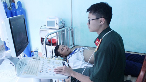 Bác sĩ ở Trường Sa chỉ mong thất nghiệp thôi... - Ảnh 1. Bác sĩ ở Trường Sa chỉ mong thất nghiệp thôi... - Ảnh 1.