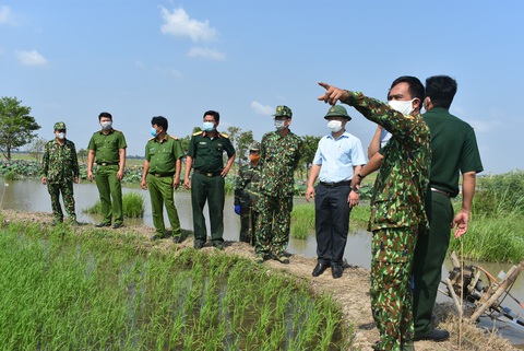 An Giang chi viện 92 cán bộ, chiến sĩ công an tỉnh về 22 xã biên giới phòng dịch COVID-19 - Ảnh 1. An Giang chi viện 92 cán bộ, chiến sĩ công an tỉnh về 22 xã biên giới phòng dịch COVID-19 - Ảnh 1.