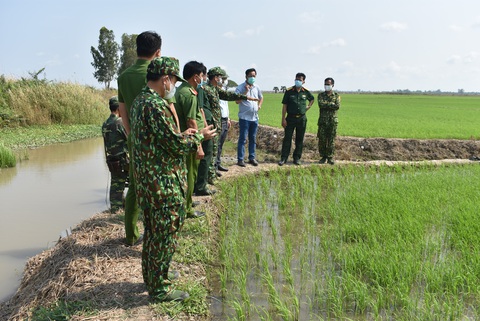 An Giang chi viện 92 cán bộ, chiến sĩ công an tỉnh về 22 xã biên giới phòng dịch COVID-19 - Ảnh 2. An Giang chi viện 92 cán bộ, chiến sĩ công an tỉnh về 22 xã biên giới phòng dịch COVID-19 - Ảnh 2.