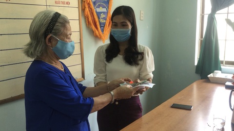 Bà cụ ủng hộ bông tai, tiền chống COVID-19: Chết tiền không mang theo được - Ảnh 1. Bà cụ ủng hộ bông tai, tiền chống COVID-19: Chết tiền không mang theo được - Ảnh 1.