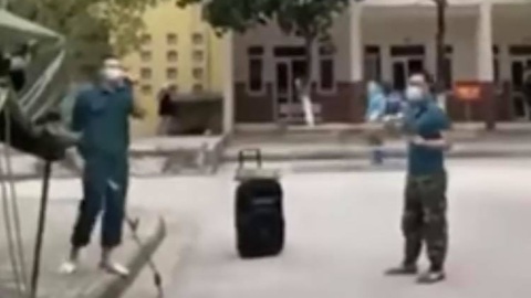 Bộ đội hát nhạc sôi động để tặng người đang cách ly - Ảnh 1. Bộ đội hát nhạc sôi động để tặng người đang cách ly - Ảnh 1.