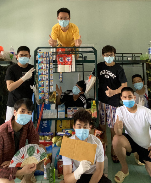 Mở sạp tạp hóa, tấu hài để lạc quan hơn trong khu cách ly tập trung - Ảnh 4. Mở sạp tạp hóa, tấu hài để lạc quan hơn trong khu cách ly tập trung - Ảnh 4.