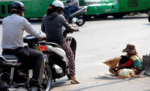 TP.HCM quyết định đưa người xin ăn vào cơ sở xã hội để phòng dịch bệnh - Ảnh 1. TP.HCM quyết định đưa người xin ăn vào cơ sở xã hội để phòng dịch bệnh - Ảnh 1.