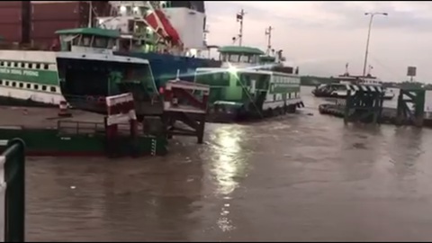 Tàu biển va chạm bến nổi, phà Cát Lái phải giảm tải - Ảnh 1. Tàu biển va chạm bến nổi, phà Cát Lái phải giảm tải - Ảnh 1.