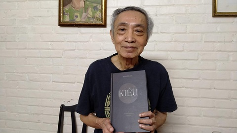 Ra mắt Truyện Kiều bản tiếng Anh của Dương Tường - Ảnh 1. Ra mắt Truyện Kiều bản tiếng Anh của Dương Tường - Ảnh 1.