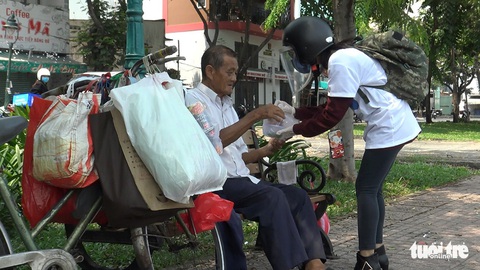 Suất cơm 0 đồng cho người nghèo ngày cách ly - Ảnh 5. Suất cơm 0 đồng cho người nghèo ngày cách ly - Ảnh 5.