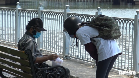 Suất cơm 0 đồng cho người nghèo ngày cách ly - Ảnh 8. Suất cơm 0 đồng cho người nghèo ngày cách ly - Ảnh 8.
