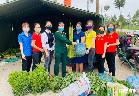 Ấm lòng từng quả bí, chục trứng, mớ rau… bà con gửi vào khu cách ly - Ảnh 2. Ấm lòng từng quả bí, chục trứng, mớ rau… bà con gửi vào khu cách ly - Ảnh 2.