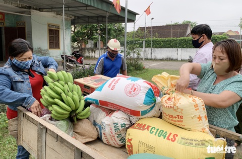 Ấm lòng từng quả bí, chục trứng, mớ rau… bà con gửi vào khu cách ly - Ảnh 1. Ấm lòng từng quả bí, chục trứng, mớ rau… bà con gửi vào khu cách ly - Ảnh 1.