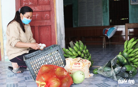 Ấm lòng từng quả bí, chục trứng, mớ rau… bà con gửi vào khu cách ly - Ảnh 4. Ấm lòng từng quả bí, chục trứng, mớ rau… bà con gửi vào khu cách ly - Ảnh 4.